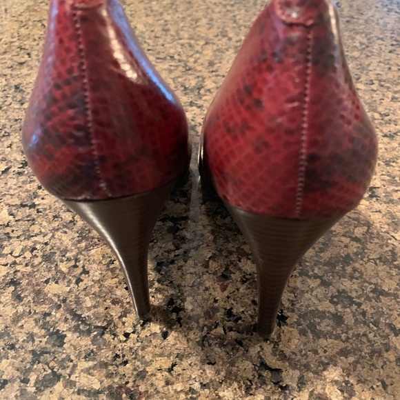 Like new! Red/black pumps - Picture 4 of 4
